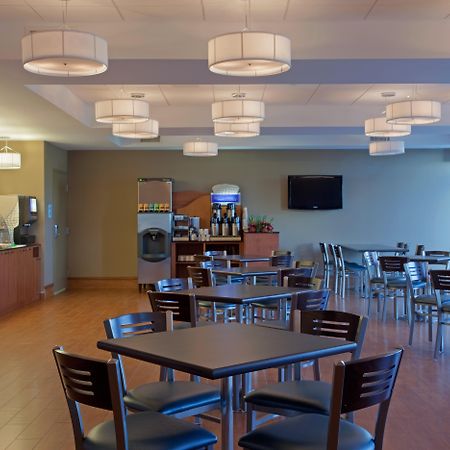 Holiday Inn Express Hotel & Suites Saint - Hyacinthe By Ihg Exterior photo