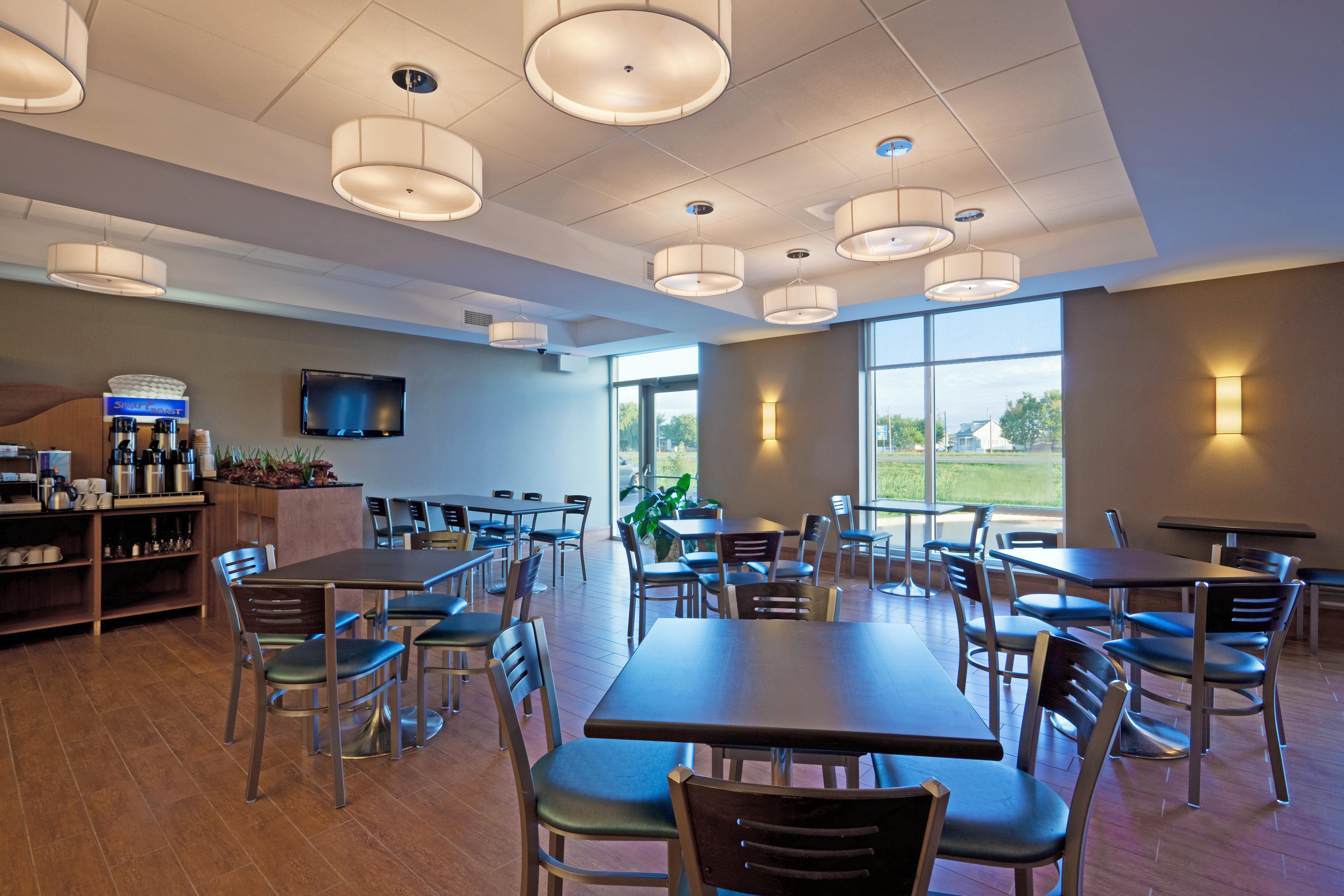 Holiday Inn Express Hotel & Suites Saint - Hyacinthe By Ihg Exterior photo