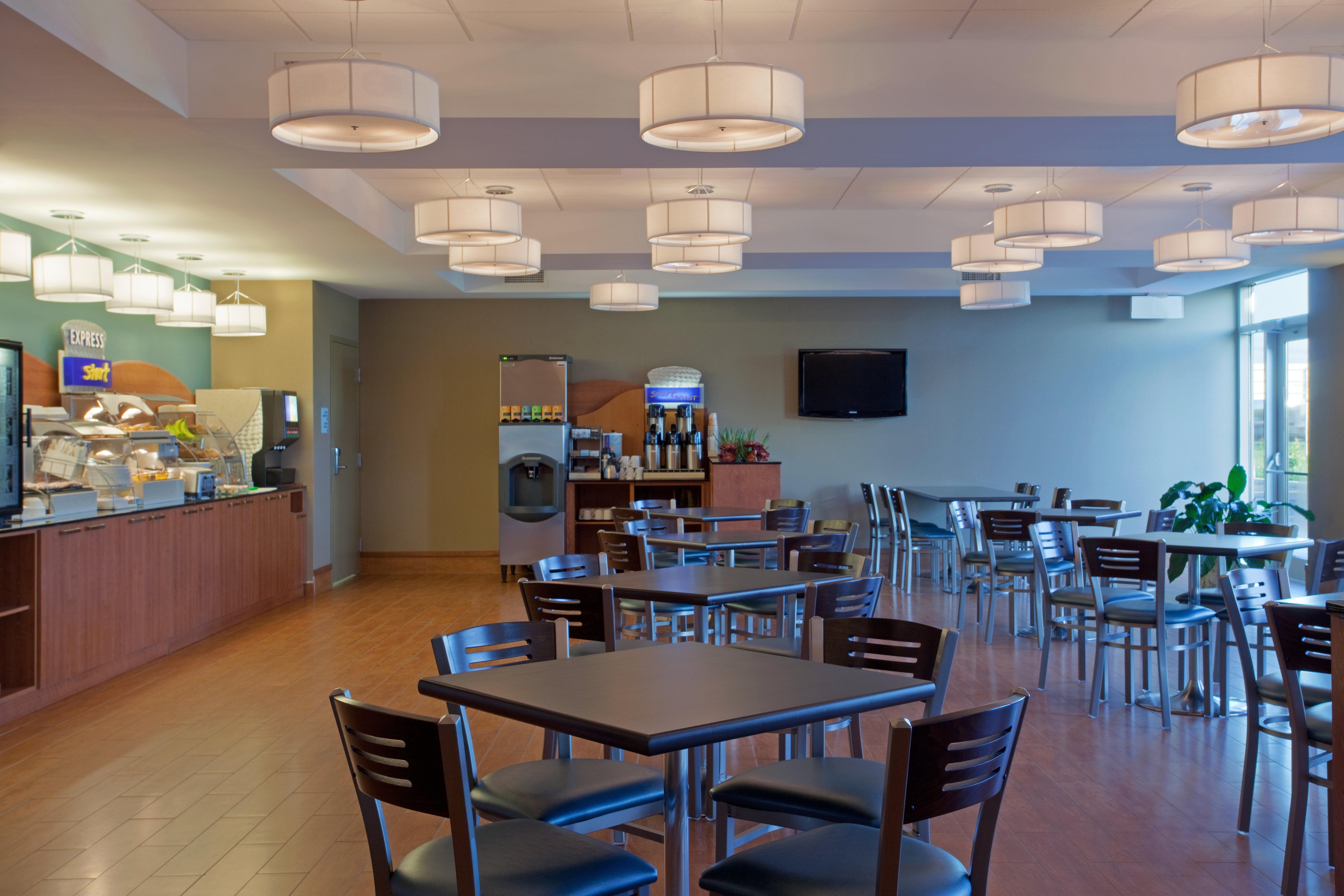 Holiday Inn Express Hotel & Suites Saint - Hyacinthe By Ihg Exterior photo
