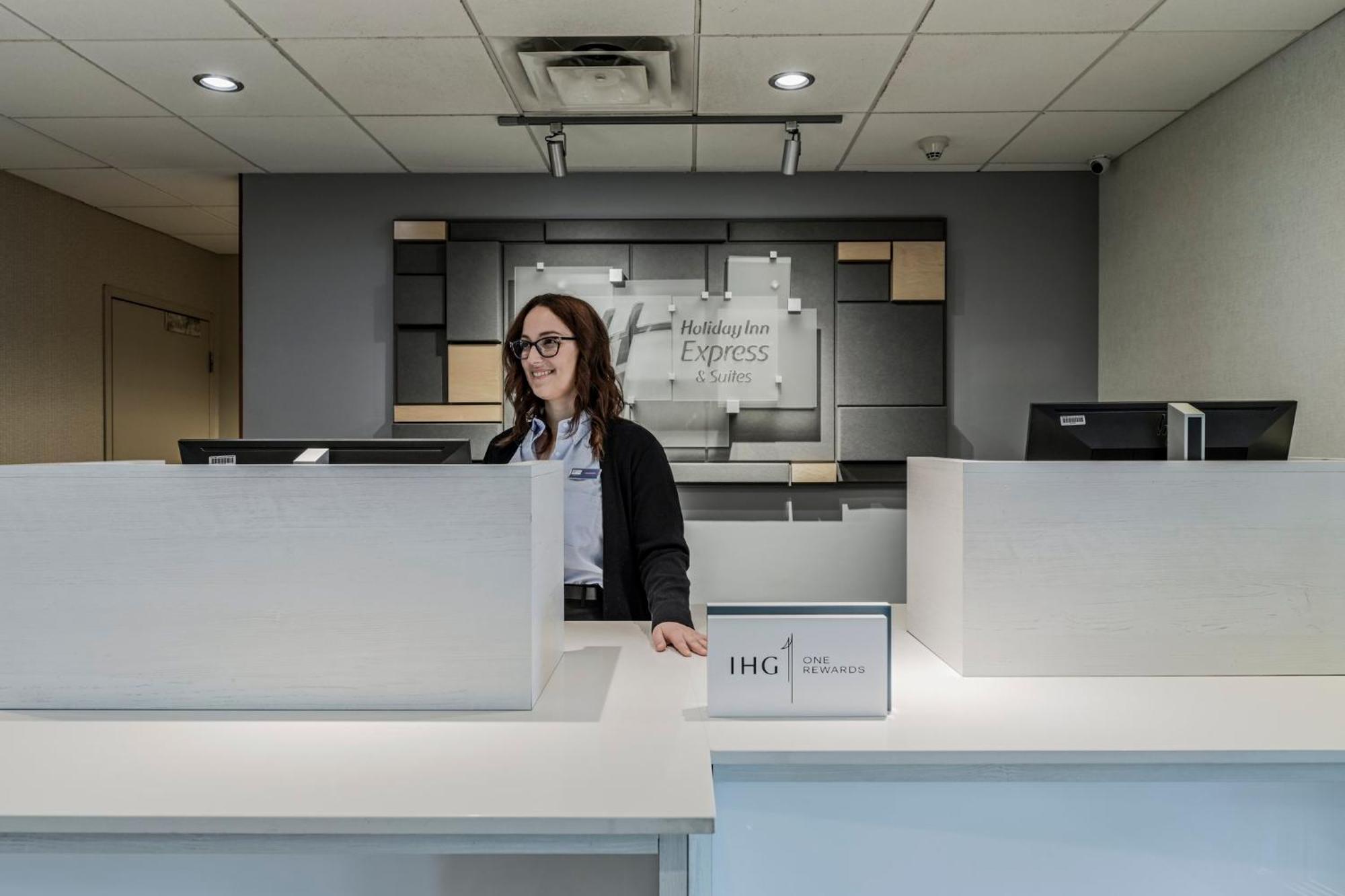 Holiday Inn Express Hotel & Suites Saint - Hyacinthe By Ihg Exterior photo