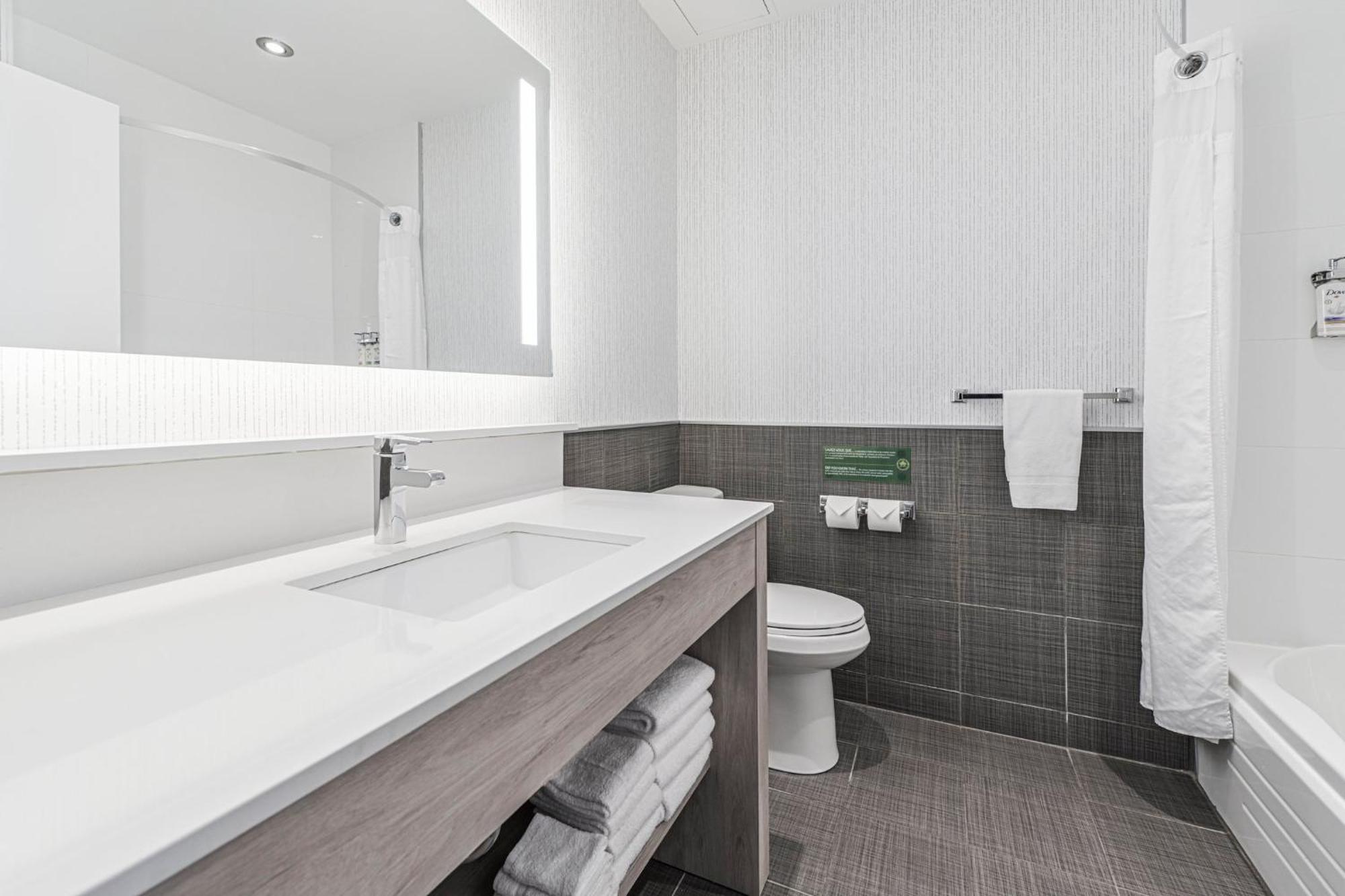 Holiday Inn Express Hotel & Suites Saint - Hyacinthe By Ihg Exterior photo