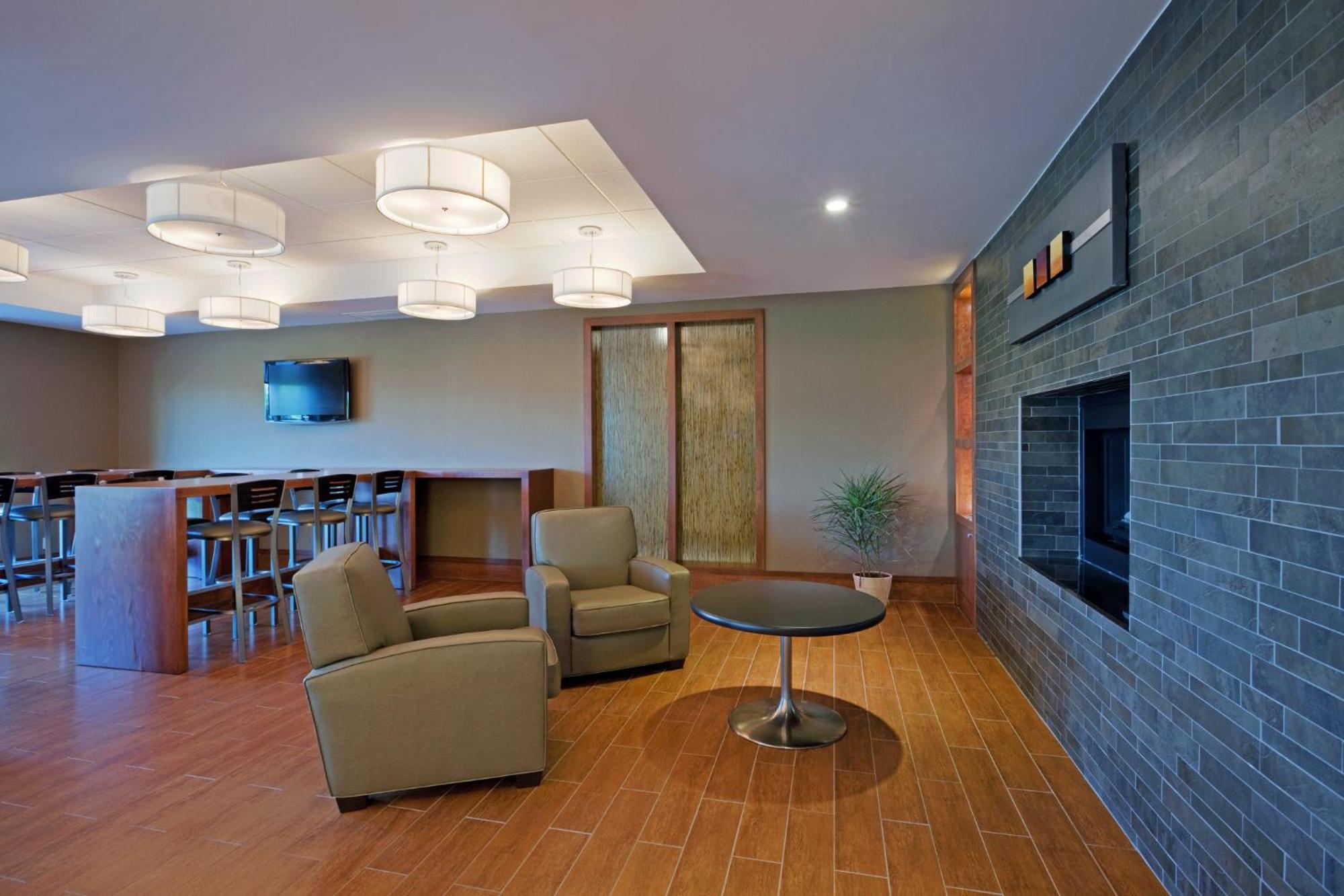 Holiday Inn Express Hotel & Suites Saint - Hyacinthe By Ihg Exterior photo