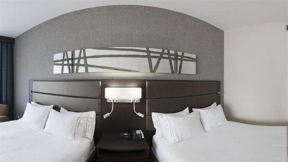 Holiday Inn Express Hotel & Suites Saint - Hyacinthe By Ihg Exterior photo